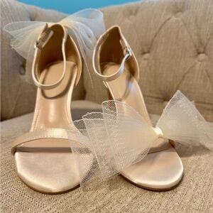 Amazon Cream Sandals with Tulle Bow